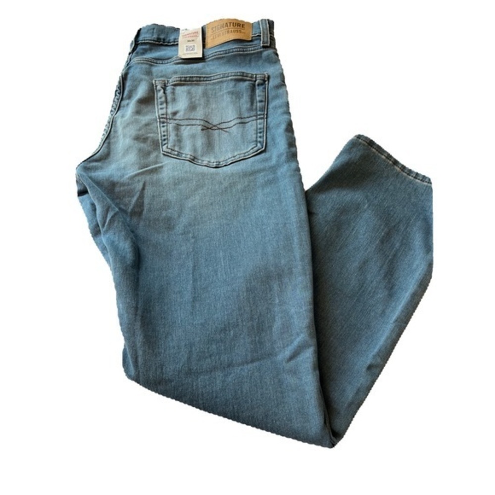 Levi’s signature unisex 36x30‎ jeans. Light wash. Very soft. Slim fit. NWT. L21.